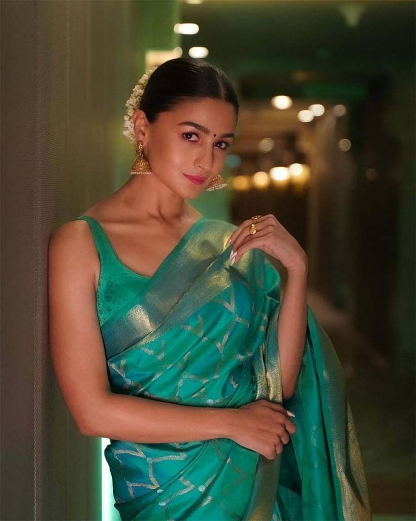 Glorious Rama Soft Silk Saree With Flamboyant Blouse Piece