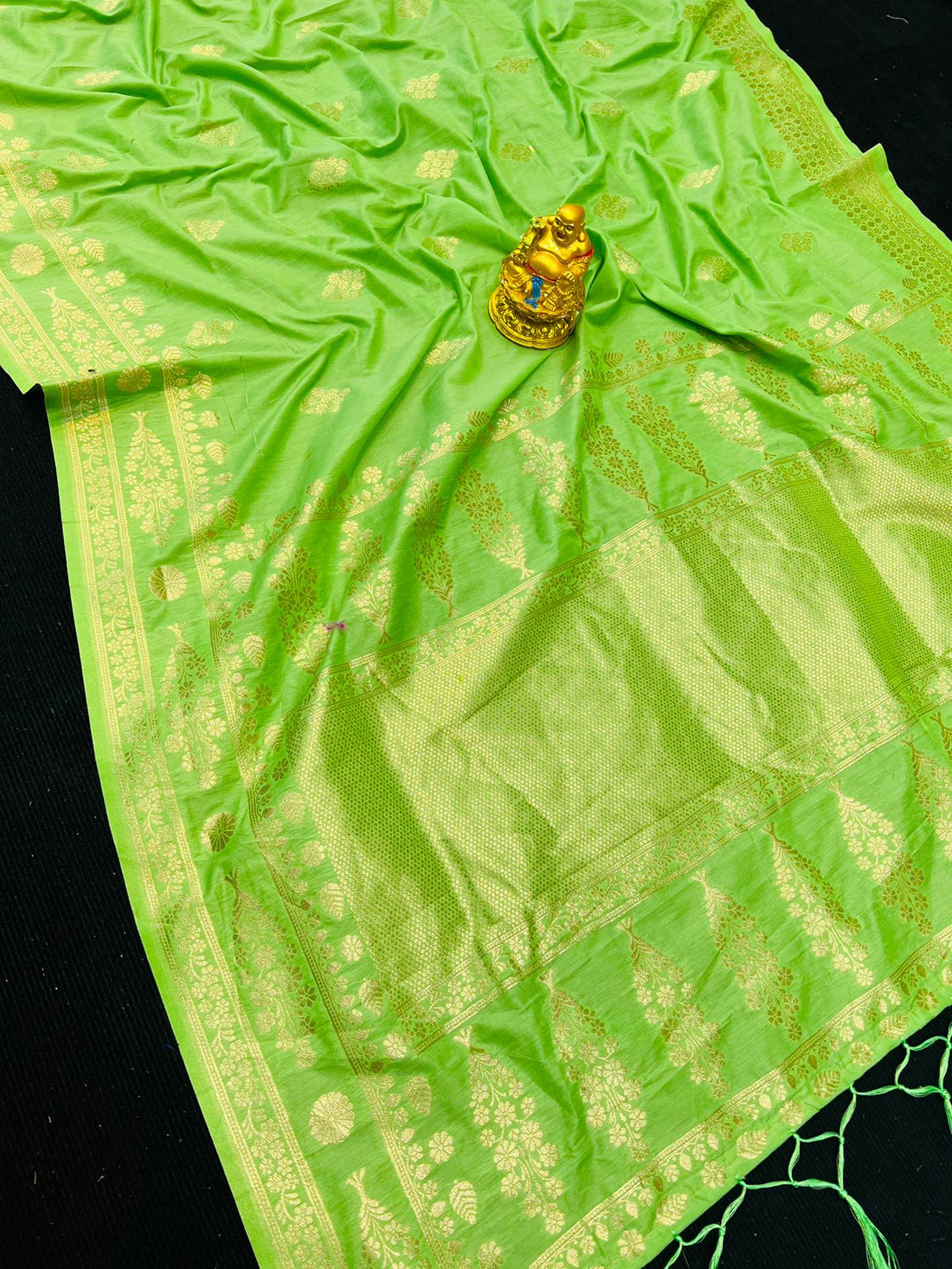 Luxuriant Parrot Banarasi Silk Saree With Tempting Blouse Piece