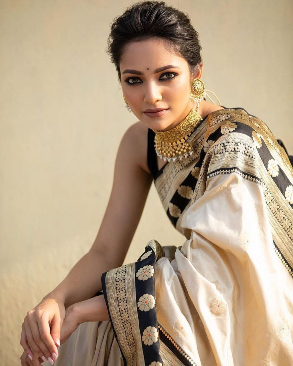 Captivating Off White Soft Silk Saree With Prominent Blouse Piece