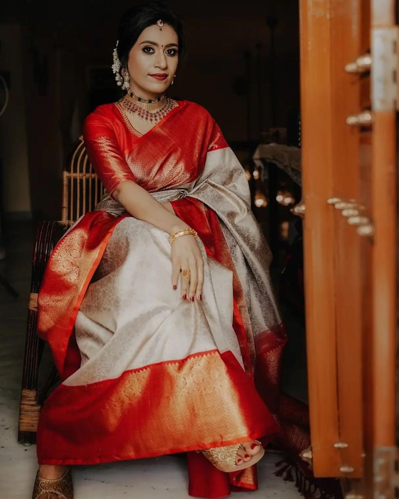 Elegant Purple Soft Silk Saree With Refreshing Blouse Piece
